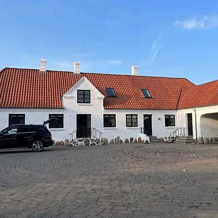 Oustrupgård Villa *